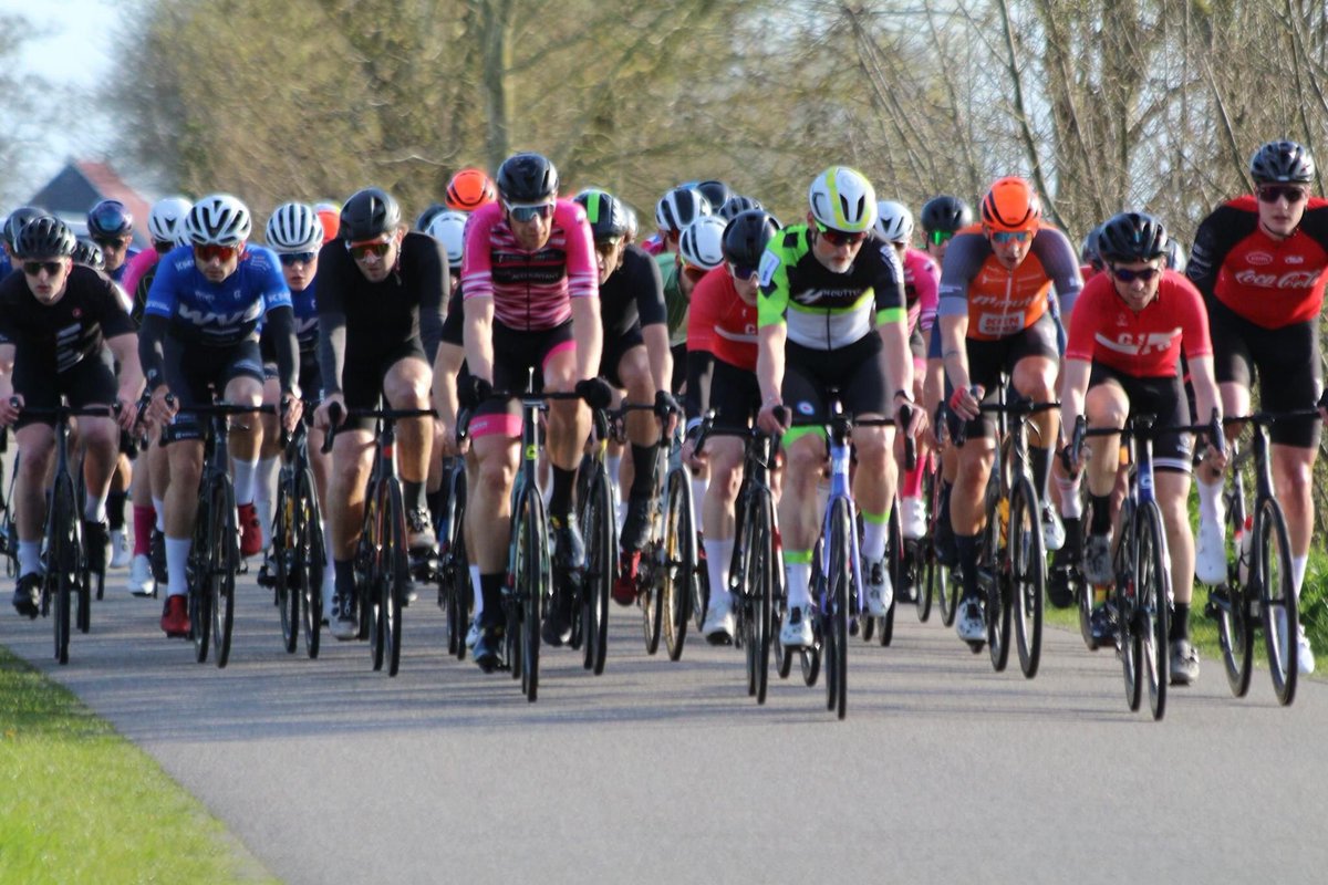 MijnaccountantS's tweet photo. 🏆Omloop van het gewone volk 🏆
Jan Hekman pakt de overwinning na een tumultueuze finale met een nare valpartij in de sportklasse.
Daardoor is de wedstrijd bij de amateurs geneutraliseerd en uiteindelijk gestaakt in de voorlaatste ronde. https://t.co/CdmeqSYwFs