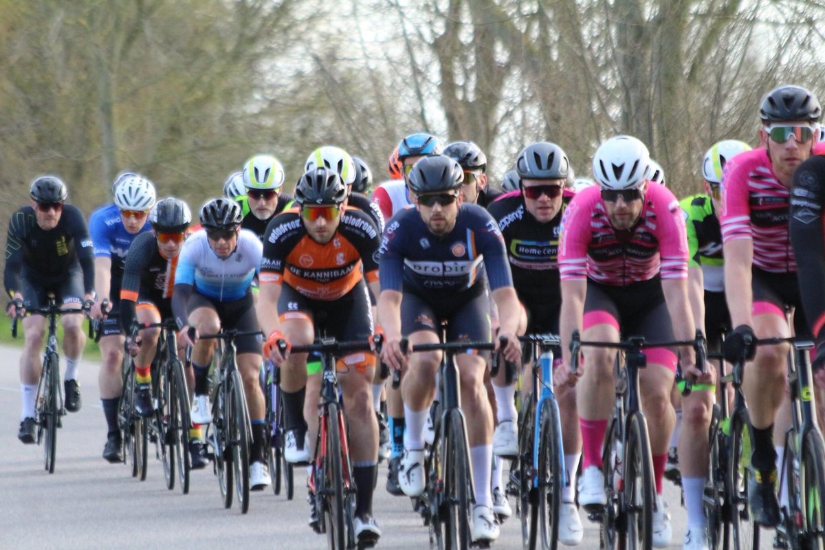 MijnaccountantS's tweet photo. 🏆Omloop van het gewone volk 🏆
Jan Hekman pakt de overwinning na een tumultueuze finale met een nare valpartij in de sportklasse.
Daardoor is de wedstrijd bij de amateurs geneutraliseerd en uiteindelijk gestaakt in de voorlaatste ronde. https://t.co/CdmeqSYwFs