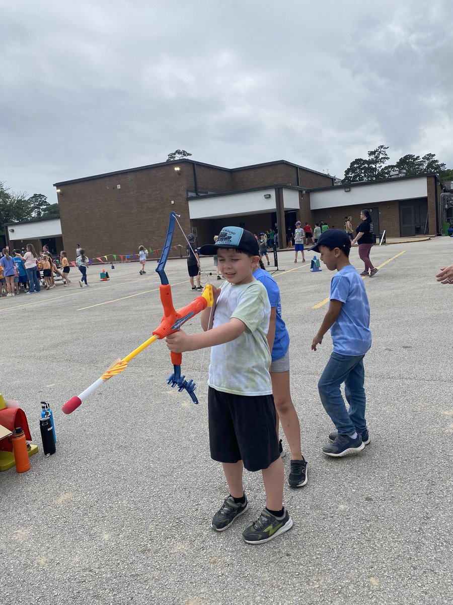 BBEFitness's tweet photo. Thank you volunteers for helping make Elmer’s favorites SKD a successful event for our kiddos! #bbepta #bbespecials #elmerpride #Volunteering #fun #physicaleducation https://t.co/2xvFl2KNkH