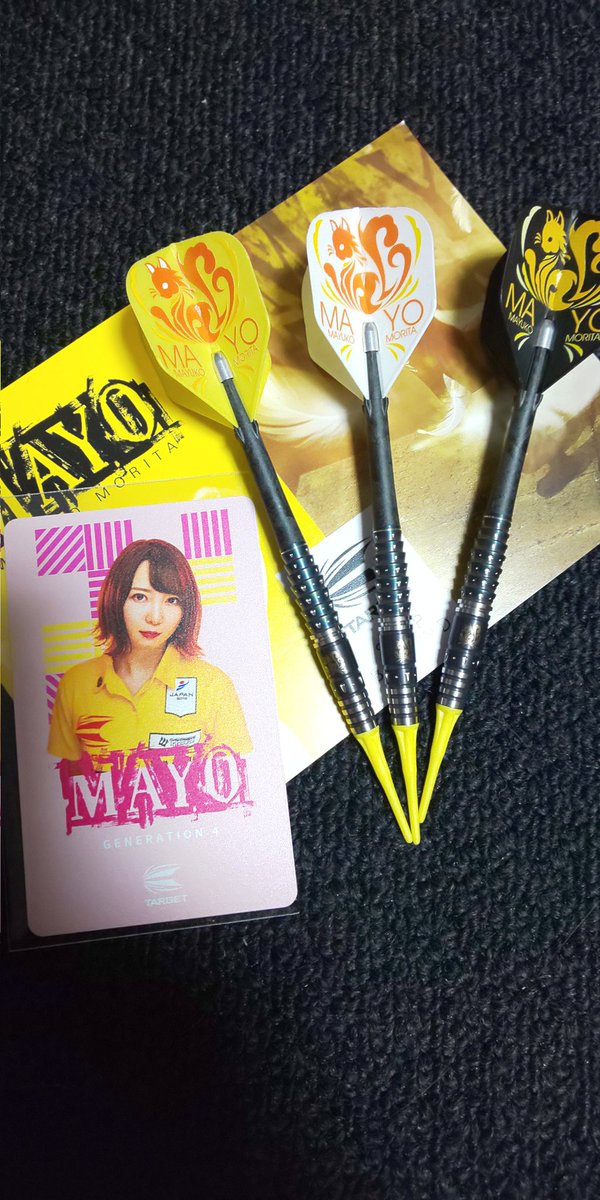 MayoHitomebore's tweet photo. 明日は香川初のJAPAN。
しかも開幕戦。
同日開催のフラワーカップに娘と参戦。もちろん嫁も出ます。
先月嫁の誕生日にMAYO G4をプレゼント。
娘にも大会に合わせて金色をプレゼント。
バレルを替えたらめきめき上達…
まよんぬ効果です。
明日は逢えるかな。
#まよんぬ
#森田真結子
@mayodarts https://t.co/jT1F28YgXi