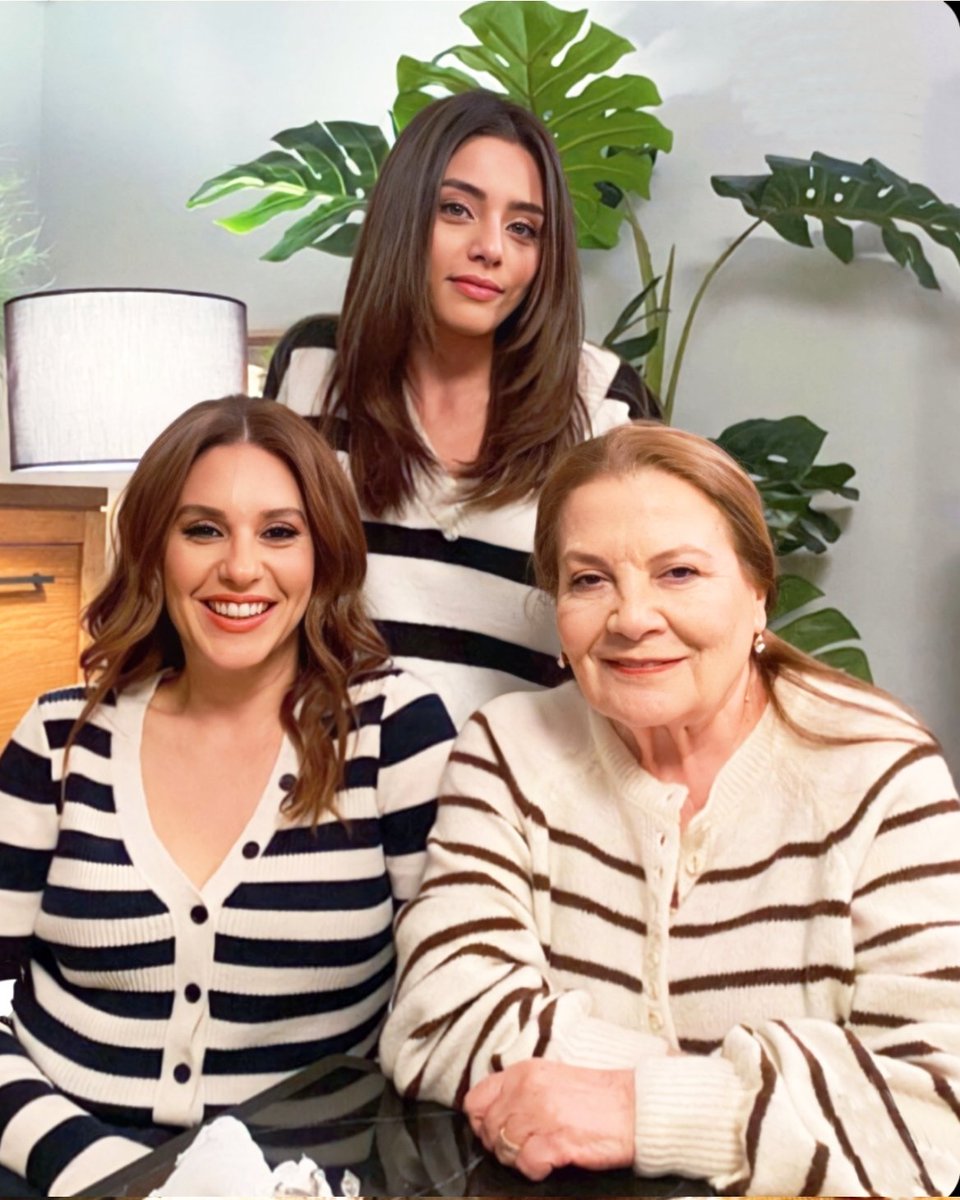 Independente de qualquer coisa, vamos continuar o engajamento dia-a-dia, KızılcıkŞerbeti é formada por mulheres fortes e poderosas. 
Vamos de Tag

      #KızılcıkŞerbeti #SılaTürkoğlu