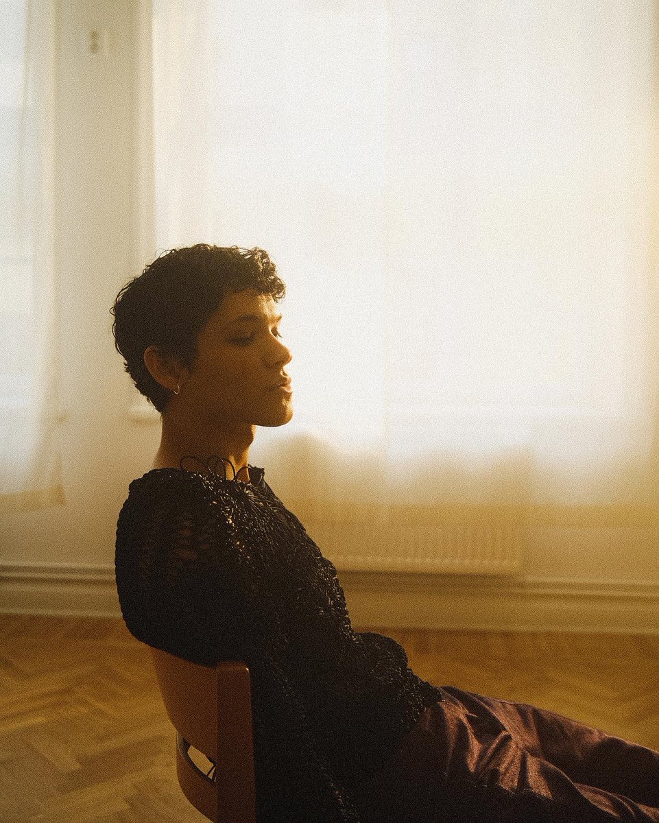 O M A R on Twitter "She lights another cigarette, cus she likes the