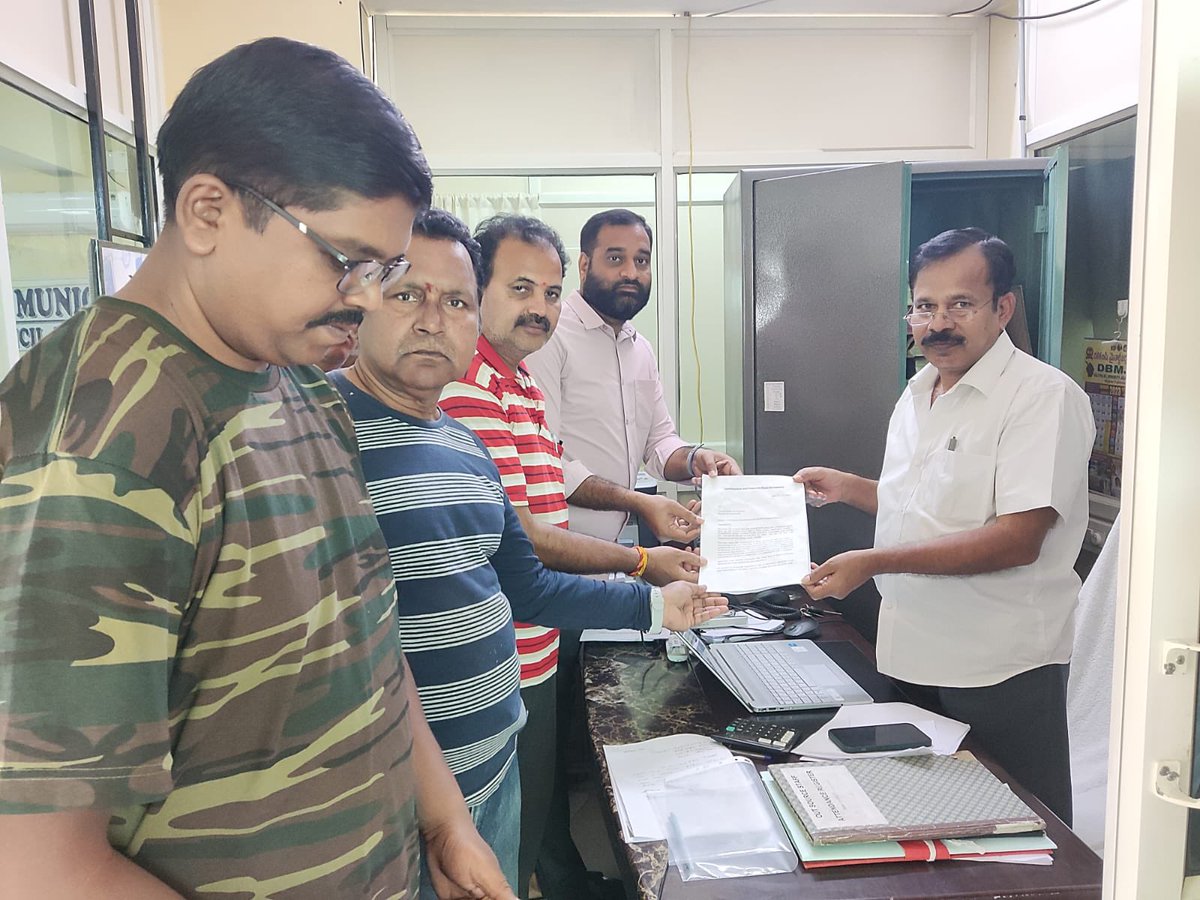 raghutammina's tweet photo. @shrikantkovela @ManikondaMc Today we filed a complaint at municipal office. As commissioner sir is not available during that time, request given to Manager sir.
Town planning officer visited the site and waiting for response

@ManikondaMc @prateekjainIAS
@arvindkumar_ias
@HMDA_Gov https://t.co/3b6rT9amQw