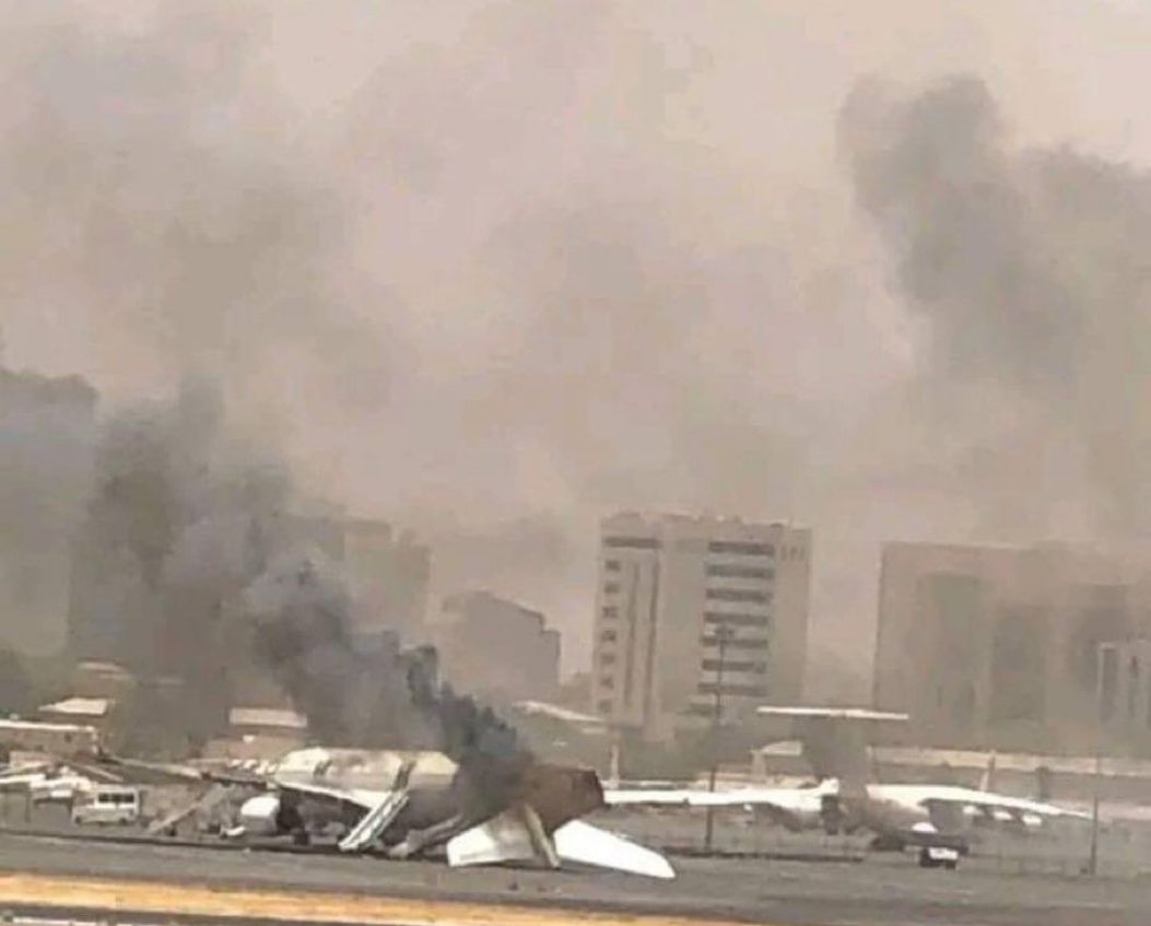 AydaNews's tweet photo. طائرة الخطوط السعودية A330 تحترق في مطار الخرطوم  والطاقم في مطار الخرطوم . وذلك بعد مناوشات مسلحة بين الجيش السوداني وقوات التدخل السريعة للسيطرة على المطار . https://t.co/2dJzub19fP
