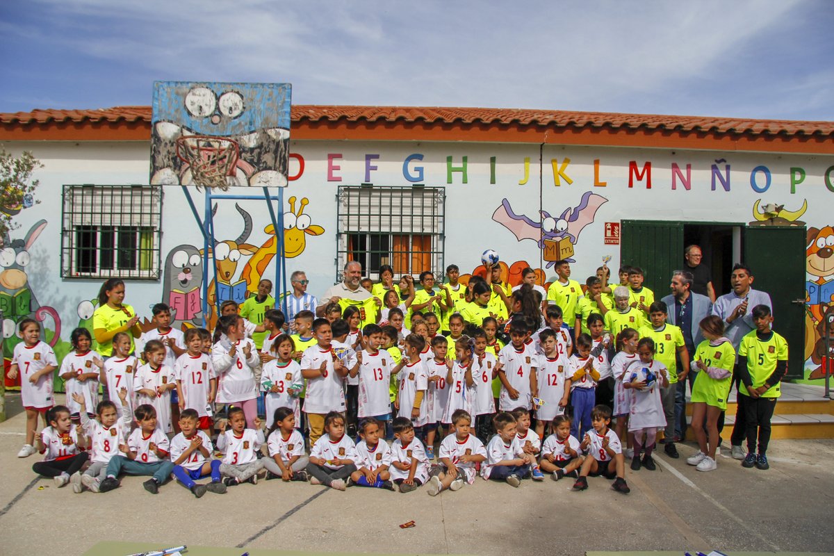 MalagaCF's tweet photo. 🥲 Mucha emoción en la visita de Basti a los escolares del CEIP María de la O, en la última edición de "El deporte va por barrios" bajo el lema “𝐸𝓁 𝓅𝓊𝑒𝒷𝓁𝑜 𝑔𝒾𝓉𝒶𝓃𝑜: 𝓂𝓊𝒸𝒽𝑜 𝓂á𝓈 𝓆𝓊𝑒 𝒶𝓇𝓉𝑒".

🔗 https://t.co/8dbn0odrId

📷 Ricardo Pastor | @apdeportivosmlg https://t.co/WF8sSN7hoG