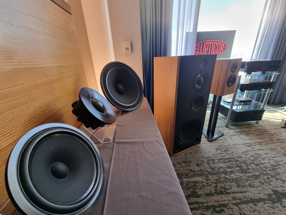 frankhasselriis's tweet photo. Scan-speak at Axpona, Schaumburg,  Chicago. 🇺🇲

Day 2 😊 Come meet us in room 588.

https://t.co/0Kcvi2pdbl 

#Madisound #ScanSpeak https://t.co/YzRug2TXrm