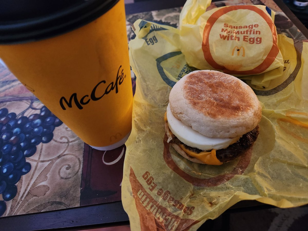 JohnLukeNYC's tweet image. Quick #BreakfastTime From @McDonalds Yummy 😋😋😋😋