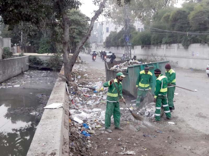 waleedh244's tweet photo. Let's just take a moment to thank these #Lwmc workers for their exceptional services.👑❣️
#keepLahoreClean 
#GoodWorkLWMC 
#OurRealHeroesLWMCWorkers ❣️ https://t.co/QAZHcpFq54