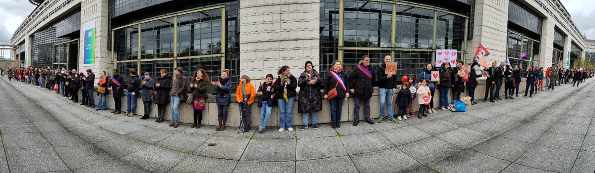 UL9_10FCPEParis's tweet photo. Ce midi, chaine humaine des #coeursbrises devant @Economie_Gouv pour exiger #dufricpourlecolepublique
@PapNdiaye @BrunoLeMaire @EmmanuelMacron https://t.co/1Z4wffChdP