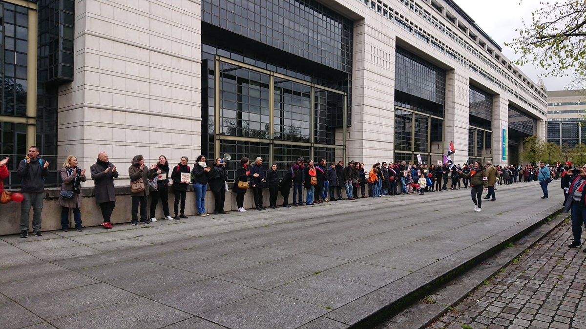 UL9_10FCPEParis's tweet photo. Ce midi, chaine humaine des #coeursbrises devant @Economie_Gouv pour exiger #dufricpourlecolepublique
@PapNdiaye @BrunoLeMaire @EmmanuelMacron https://t.co/1Z4wffChdP