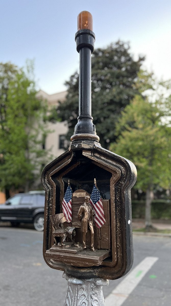 DC Call Box #AbrahamLincoln art, intersection of 7th St. SE & E Capitol SE #LincolnAssassination @DCculture @theHillisHome @HillRagDC @chbooksdc @DCist @capitalweather @Conthescene @CapitolHillBID @InTheSkyDC @StreetsOfDC @EasternMarketMS @EasternMarketDC @Cultural_DC