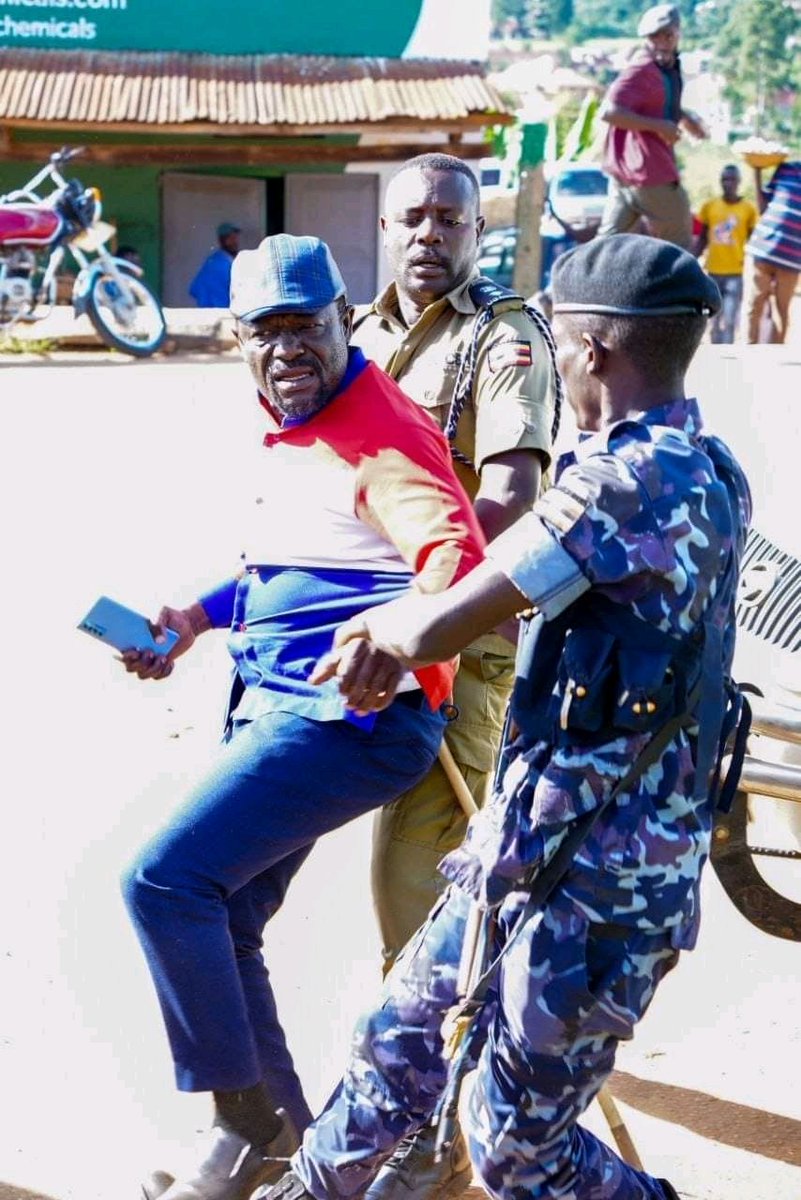 StashaKomugisha's tweet photo. They may break our bone but they can't break our spirits ..
Quick recovery ssabaakunzi @NyanziFredd
#PoliceBrutalityMustStop https://t.co/AtdsJzG1jw