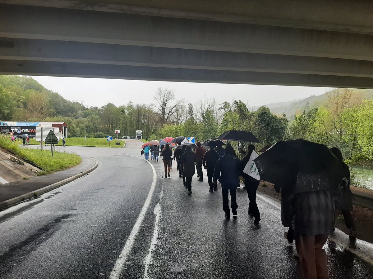 CarrereJoxemari's tweet photo. Biriatun AHTren kontrako 31urteko borroka ospatzen. Txikiagoa gelditu, lurra zaindu #AHTgelditu https://t.co/bYB7f6vBsg