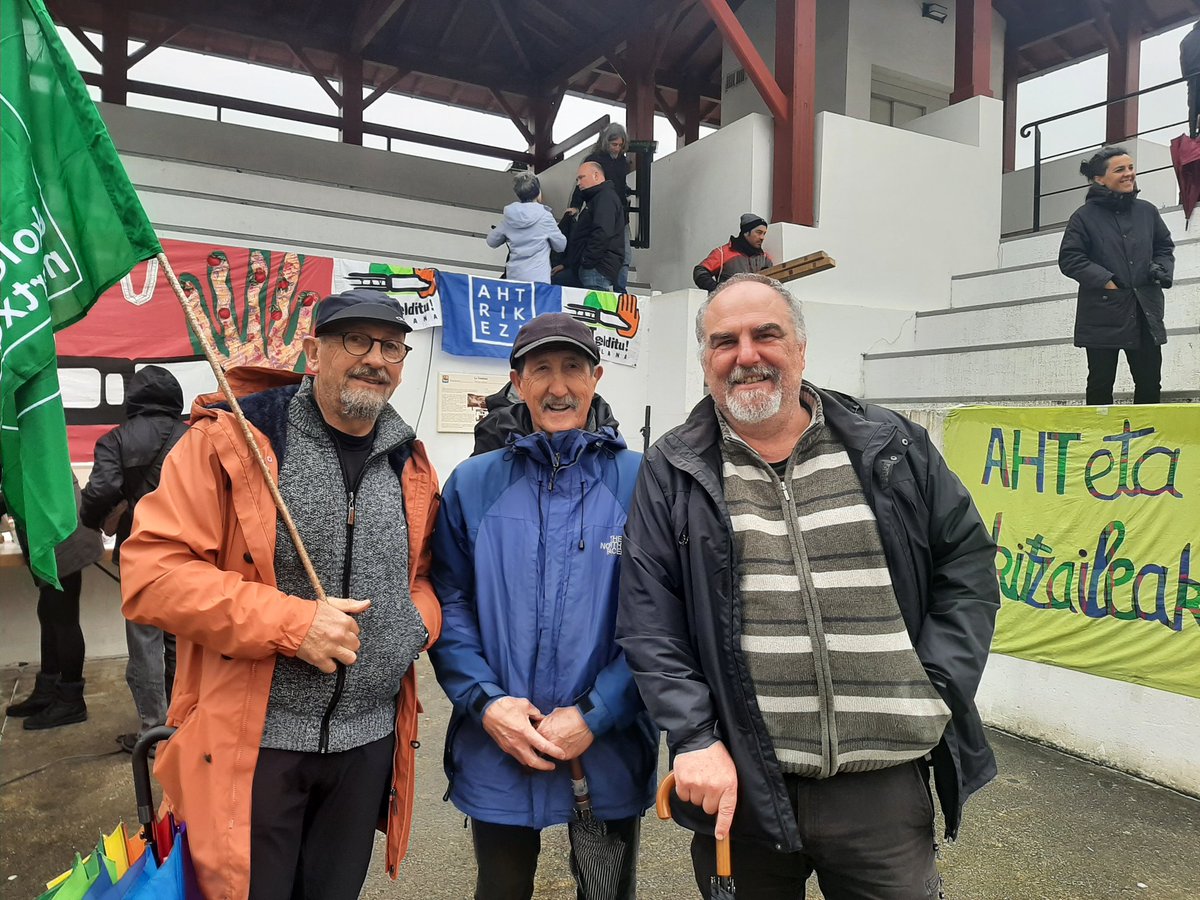 CarrereJoxemari's tweet photo. Biriatun AHTren kontrako 31urteko borroka ospatzen. Txikiagoa gelditu, lurra zaindu #AHTgelditu https://t.co/bYB7f6vBsg