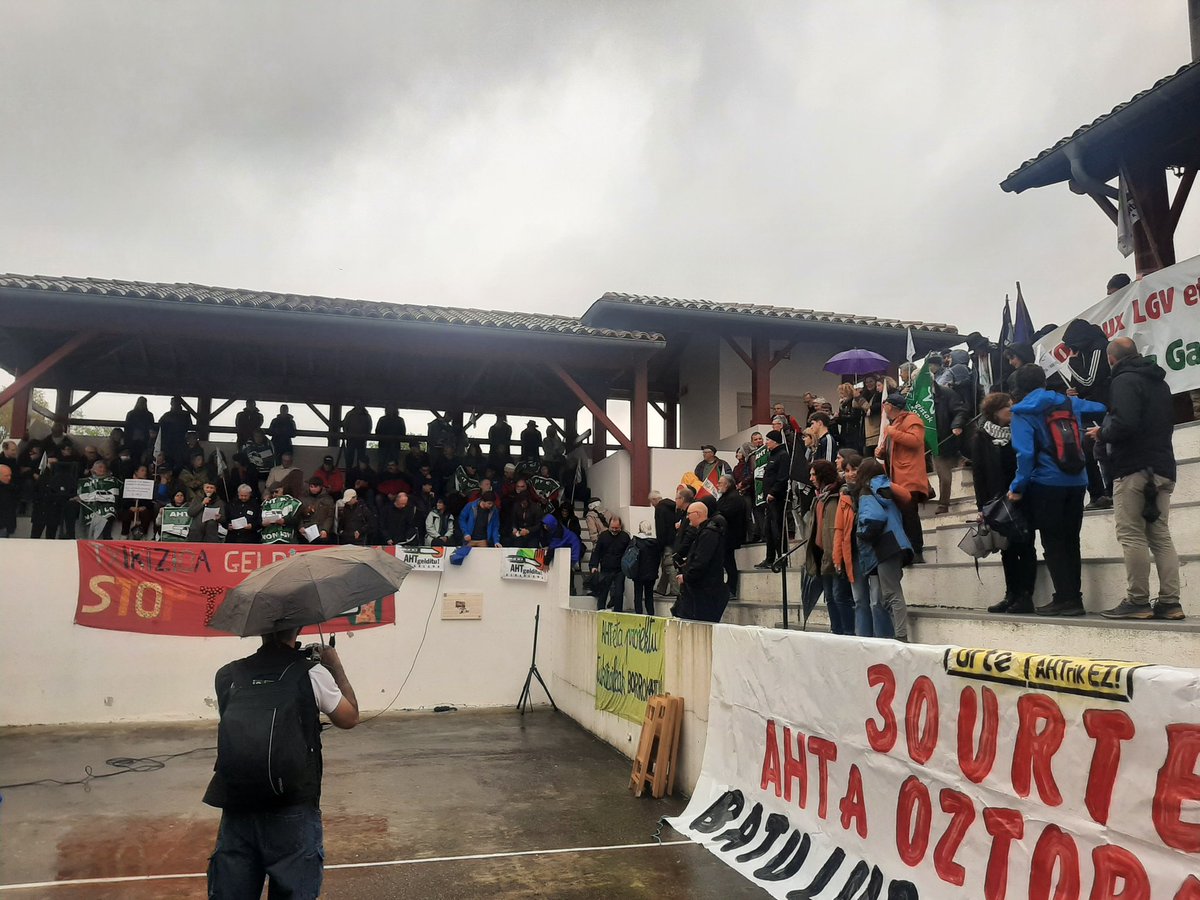 CarrereJoxemari's tweet photo. Biriatun AHTren kontrako 31urteko borroka ospatzen. Txikiagoa gelditu, lurra zaindu #AHTgelditu https://t.co/bYB7f6vBsg