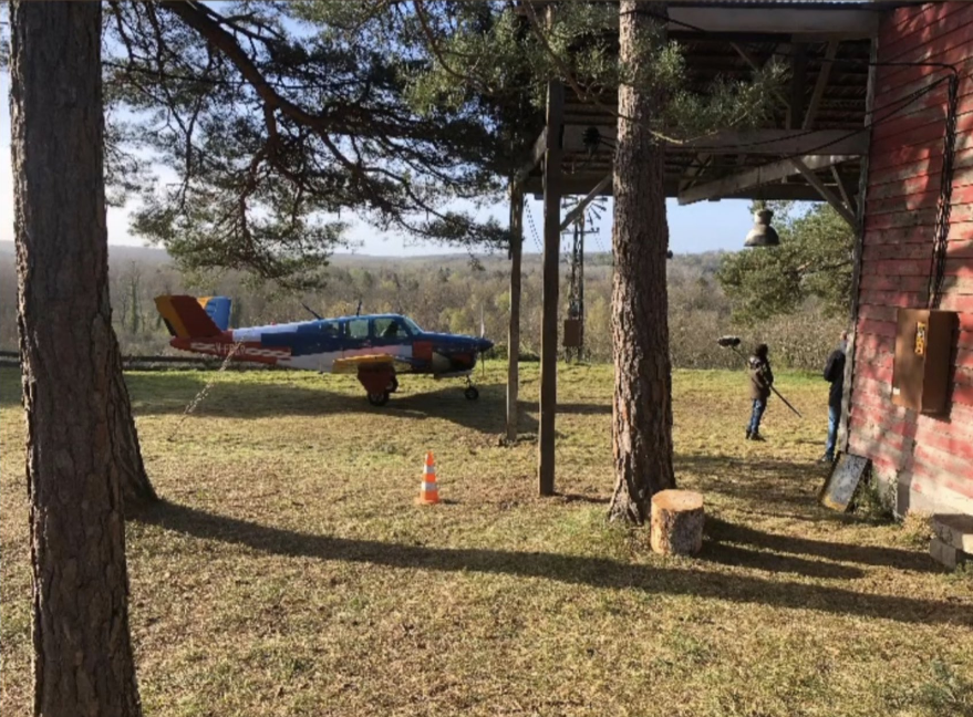 FloattyTWD's tweet photo. 🚨 #TWDSpoilers 🚨
A plane has been spotted on the set of #RaiseTheDead - Daryl Dixon's spin-off ✈️ https://t.co/s4a0Vn7D7h