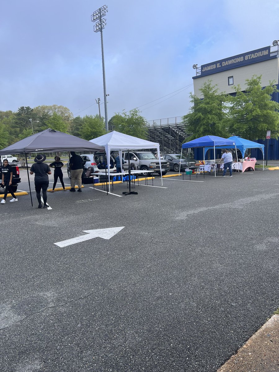 worldlang_vhs's tweet photo. It’s Community Day at Varina High School! Setup is happening! Vendors, food trucks and our DJ is here! So much more to come! @VHS_BlueDevils https://t.co/XtRW9ubmIu