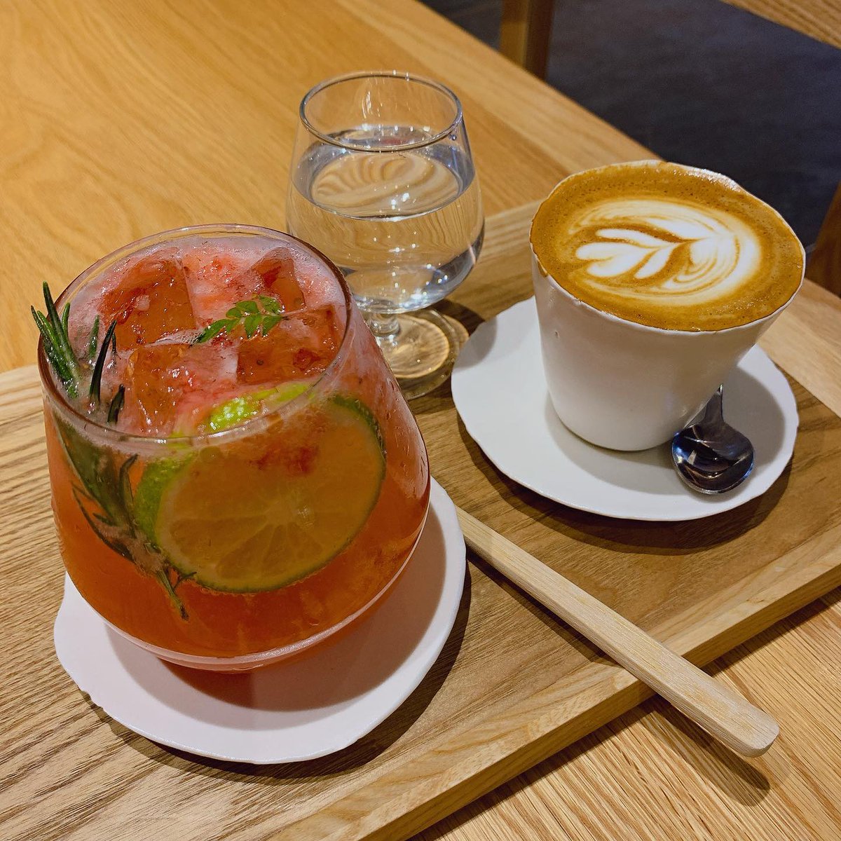 The sun is shining, the breeze is not dry and everything is lovely! Good morning!😀😀