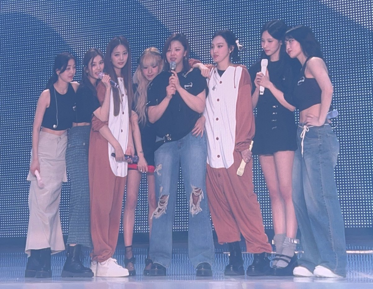 Jeongyeon: "Por supuesto que los ONCES me estaban apoyando, pero quienes estaban junto a mi eran las miembros... me ayudaron mucho. Pude llegar tan lejos gracias a ellas, quiero decirles gracias y que las amo" 

#TWICE_5TH_WORLD_TOUR #READYTOBEinSEOUL_D1

😭😭😭😭😭😭😭😭😭