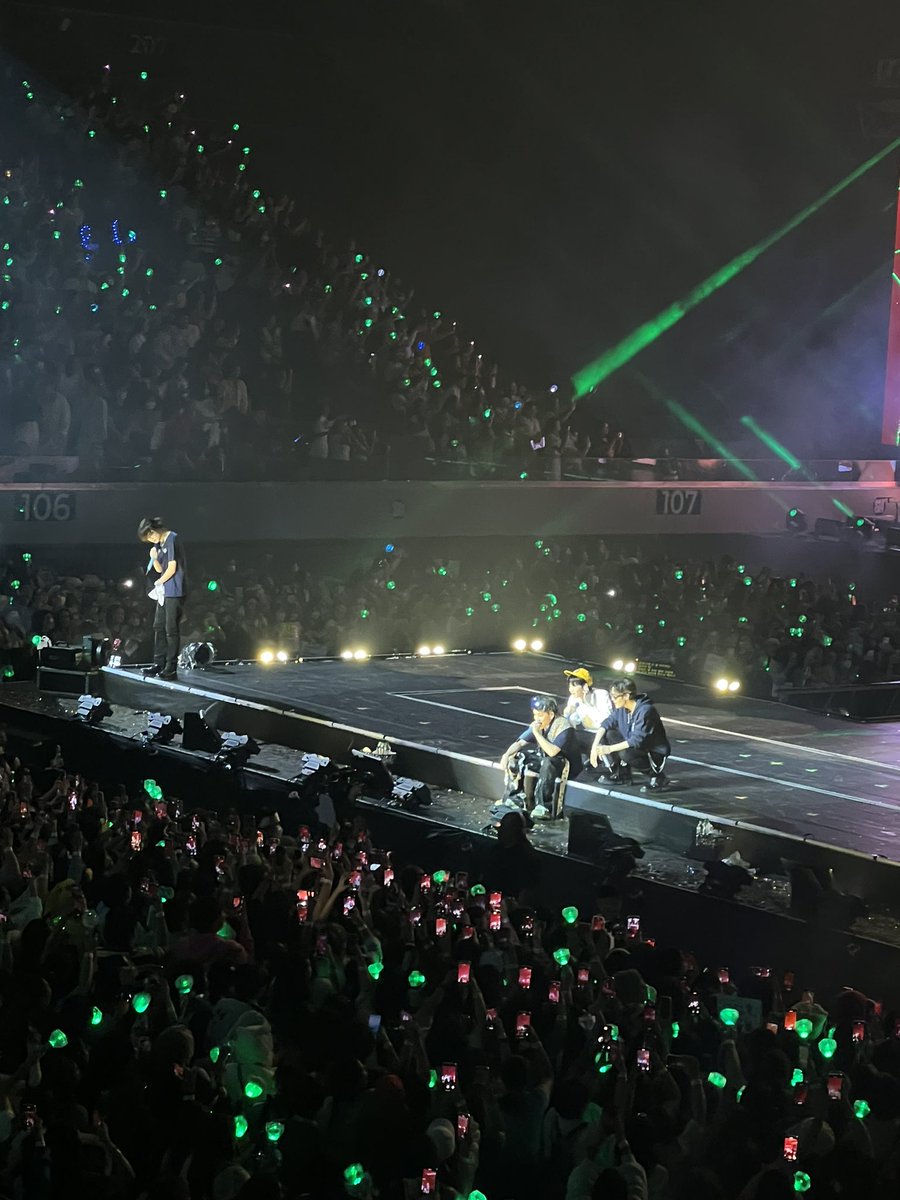 pajiscope's tweet photo. YALL THEY CAME BACK ON STAGE !!! 😭 #TREASURE_HELLO_IN_MANILA https://t.co/b2ppIO7w8b