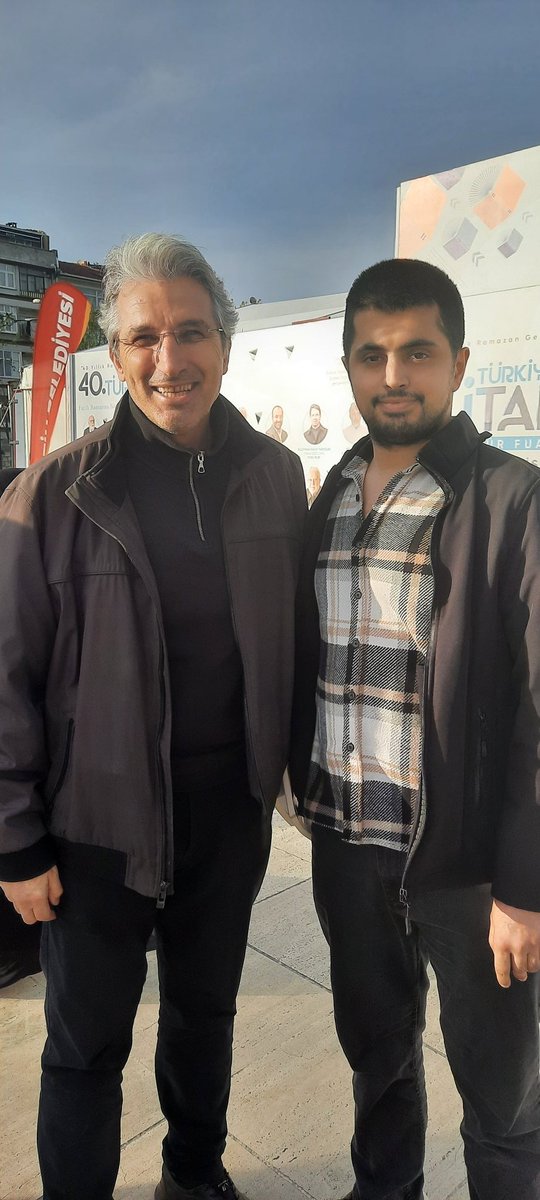 YasinTasdogen's tweet photo. Başta Hrant Dink Cinâyeti olmak üzere FETÖ merkezli konuşmaları ve yazılarıyla içerideki hâinlerle, dışarıdaki teröristlerin korkulu rüyâsı olan @nedimsener2010 Üstâd ile Fatih Kitap Fuarı Anısı...

#Kitap #edebiyat #kitapfuarı #İstanbul #Fatih https://t.co/INfQ9mGVQA