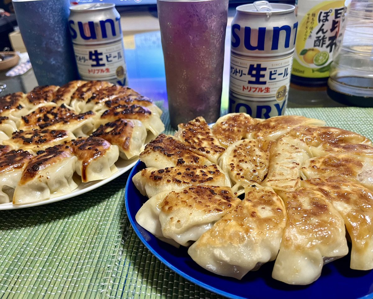 NecoNefit's tweet photo. 昨日ガッツリ旦那作の具ギッシリ餃子を食べて
今日落合シェフのマンゴームースとシュークリームを食べて
ジムで体脂肪チャレンジ始まりましたよー
って言われて
体脂肪率測ったら過去最高の23%超え！
嘘だろって思って自宅の体重計に乗ろうと思ったら電池切れてたゼ
 #おうちごはん
#トリプル生 https://t.co/HCNPfRBPpX
