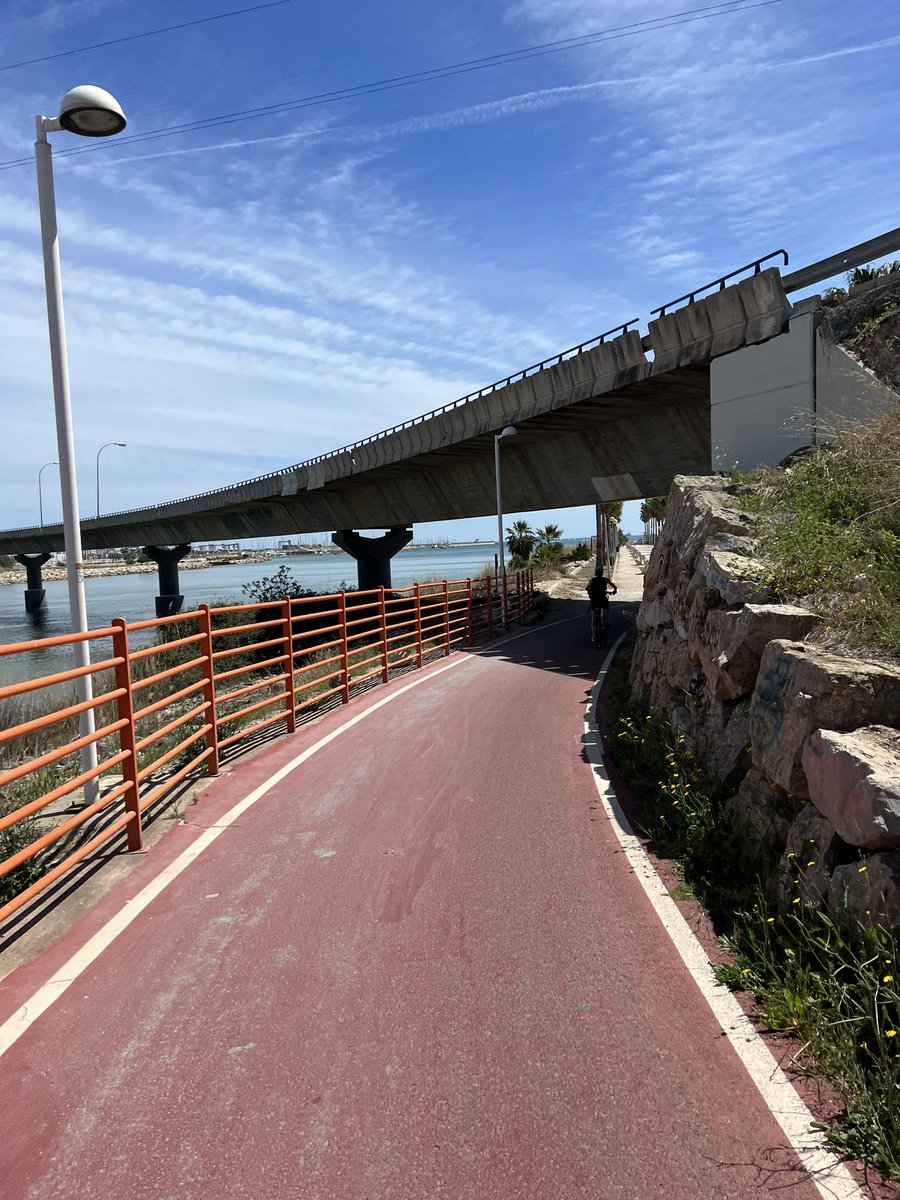 Valenciaanse fietssnelweg (#EuroVelo8) met fietsbruggen en fietstunnels