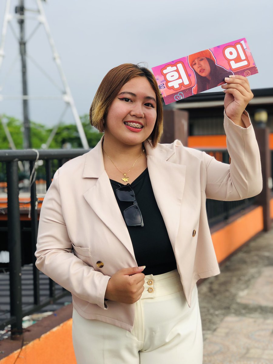 shaneniwhee's tweet photo. Your Airport Fashion Teata just got home. 🥹💗

Nawiwindang ako doon sa Longest Line until now, grabeng support talaga ng mga ka-table namin ng bb ko HAHAHAHA SOBRANG THANK YOU KUNG SINO MAN PO KAYO MGA ATE AT KUYA 😭😭😭

#MooEventsMNL #HappWheeBirthday 
 #휘인 #WHEEIN https://t.co/cukcfgWLM3