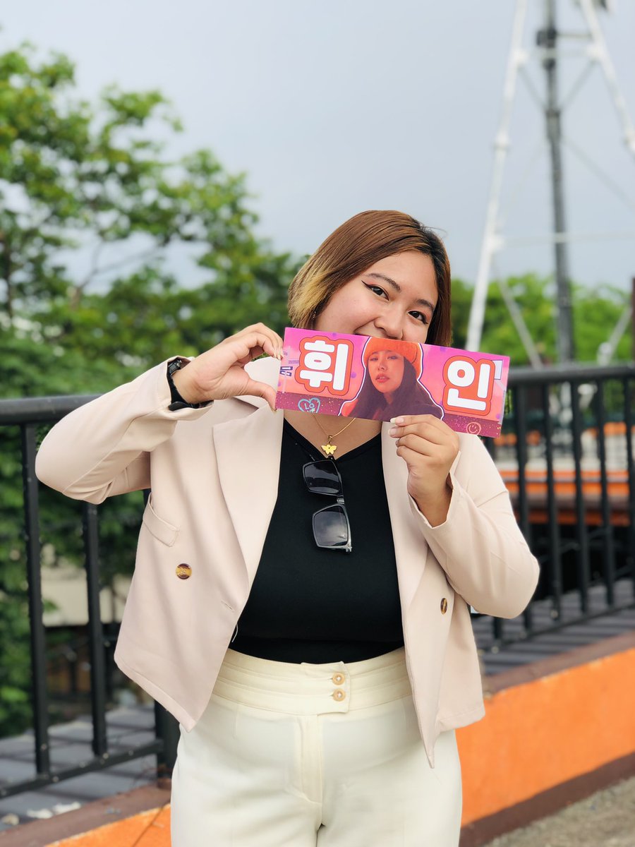 shaneniwhee's tweet photo. Your Airport Fashion Teata just got home. 🥹💗

Nawiwindang ako doon sa Longest Line until now, grabeng support talaga ng mga ka-table namin ng bb ko HAHAHAHA SOBRANG THANK YOU KUNG SINO MAN PO KAYO MGA ATE AT KUYA 😭😭😭

#MooEventsMNL #HappWheeBirthday 
 #휘인 #WHEEIN https://t.co/cukcfgWLM3