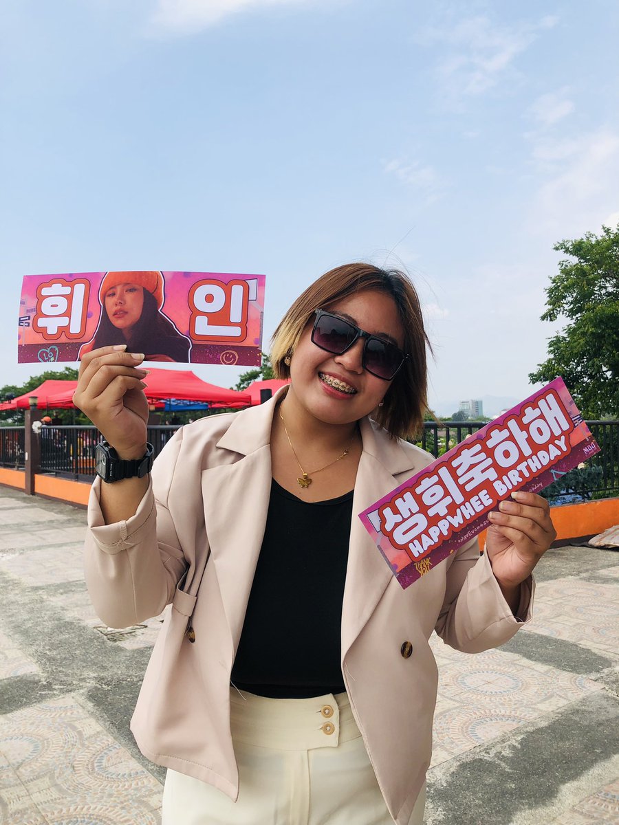 shaneniwhee's tweet photo. Your Airport Fashion Teata just got home. 🥹💗

Nawiwindang ako doon sa Longest Line until now, grabeng support talaga ng mga ka-table namin ng bb ko HAHAHAHA SOBRANG THANK YOU KUNG SINO MAN PO KAYO MGA ATE AT KUYA 😭😭😭

#MooEventsMNL #HappWheeBirthday 
 #휘인 #WHEEIN https://t.co/cukcfgWLM3
