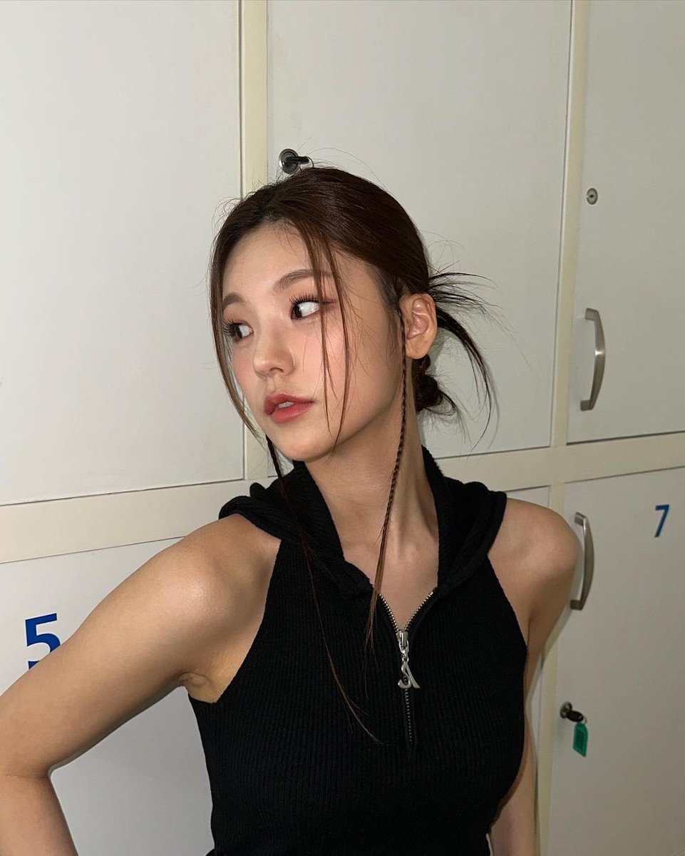 zhwangyeji's tweet photo. When she strikes a pose while wearing a sleeveless top, it's hard not to be captivated. The way the fabric drapes across her body, the boldness of the black against her skin, and the confidence with which she carries herself — it all adds up to create a truly mesmerizing image. https://t.co/XlIs8ueSz0