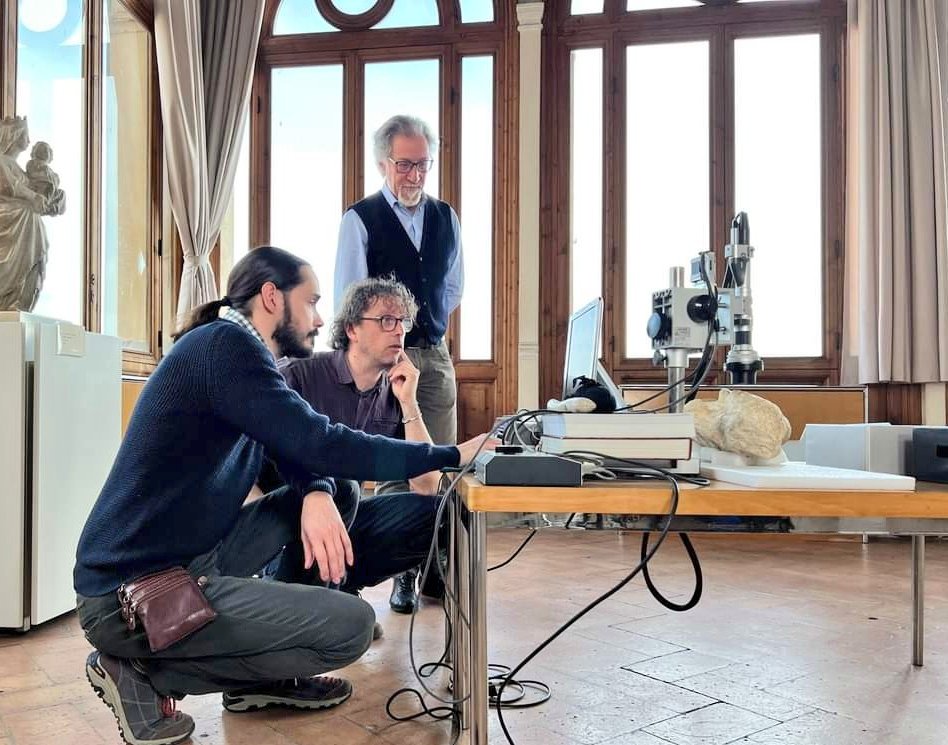 unisiena's tweet photo. In onda oggi 𝟭𝟱 𝗮𝗽𝗿𝗶𝗹𝗲 𝘀𝘂 𝗥𝗮𝗶 𝟯 𝗼𝗿𝗲 𝟮𝟭.𝟰𝟱.
L'Università di Siena e la Pinacoteca Nazionale #Siena Protagoniste di un ampio servizio al programma di divulgazione scientifica “Quinta Dimensione”, condotto e diretto da Barbara Gallavotti.
https://t.co/37GcLRUzzS https://t.co/czb0PfOdN3