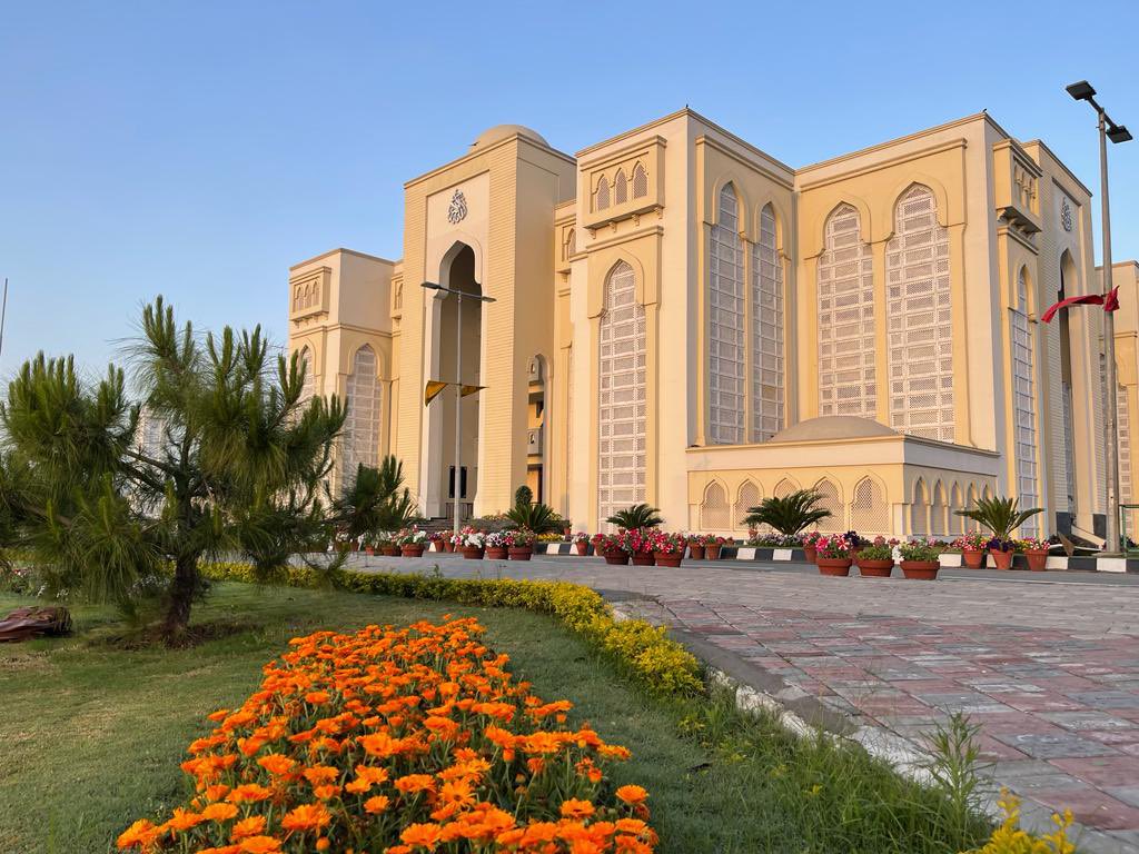 Skiran68's tweet photo. Education should be accessible to everyone, and Akhuwat College, Kasur is doing just that.
#Akhuwat_University https://t.co/UALDnfSpRL