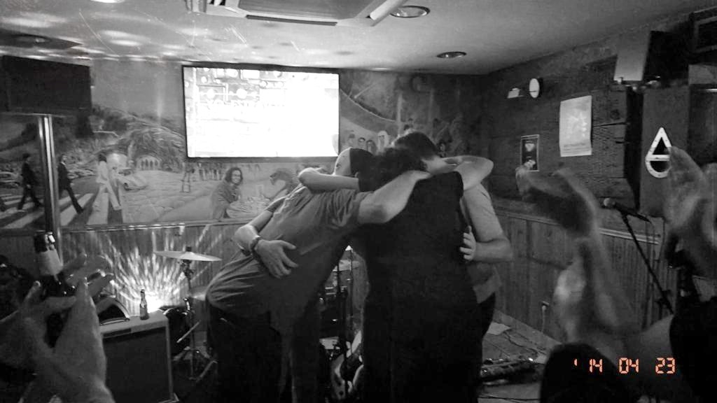 yoestratosferic's tweet photo. ESTE ABRAZO CON TODOS VOSOTROS!!!!✨ #YOEstratosferico en el #ASTURIANObar
🥂#1991EP
#JaponesHablado
#PotencialmenteInfinitos
#AvesRarasEP
#LIMBO
#Cancionesquenopuedoentender
#Ecetera...
📸 Noe Sampedro https://t.co/eOcovr0TlI