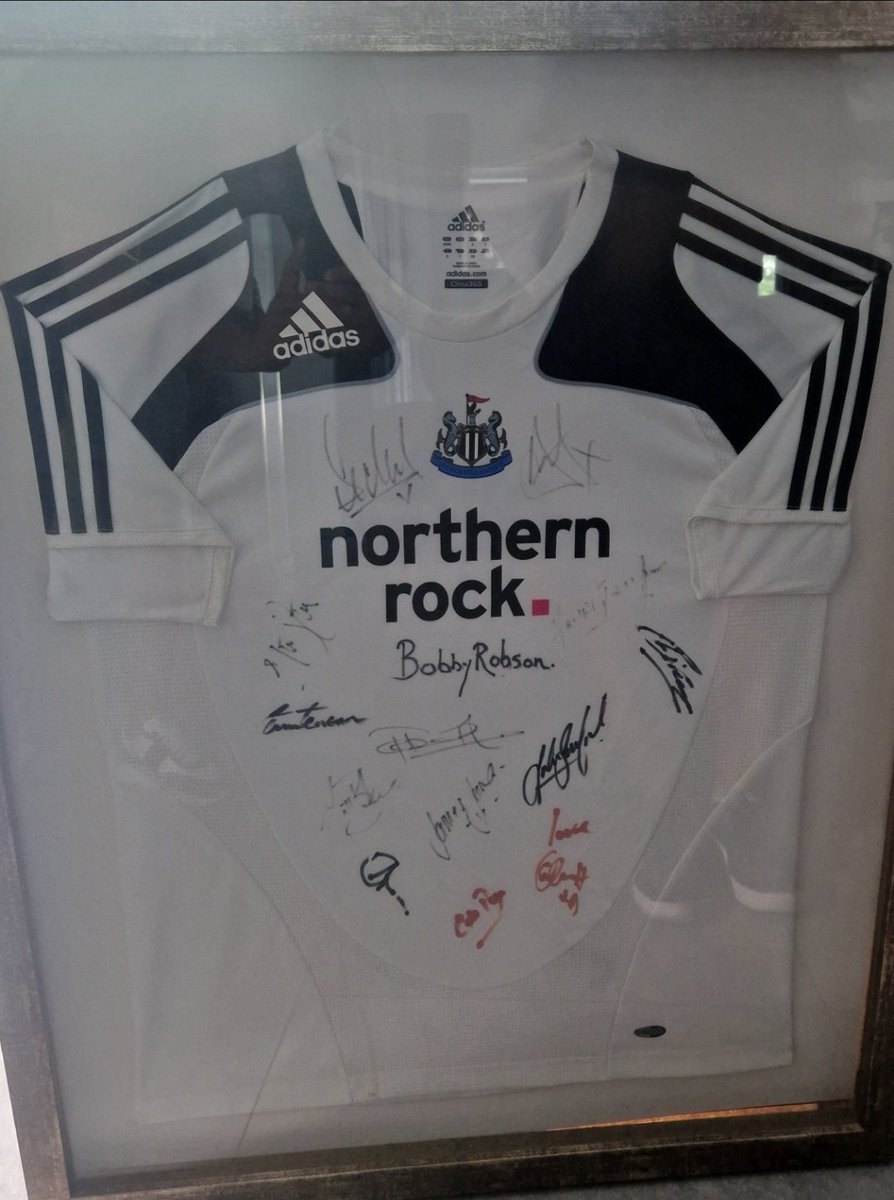 MaccaTrathan's tweet photo. Can anyone help me put names to these signatures? I have been gifted this signed shirt, i believe it was from a Sir Bobby Robson charity event.
Bottom right looks like John Beresford. #NUFC 
@SBRFoundation @alanshearer @NUFC @NUFC360 @nufcfans https://t.co/Jy8SqF3RFl