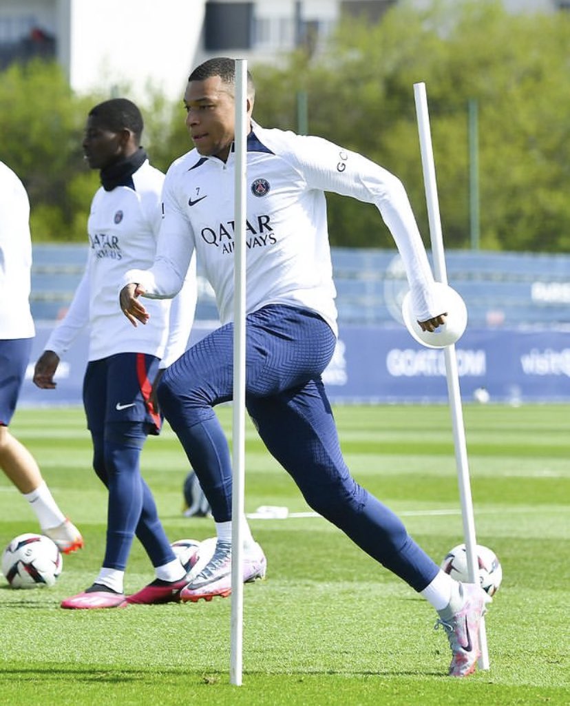 JournalPrinces's tweet photo. Jour de match ! ⚽️

C’est LE rendez-vous de la fin de saison parisienne, la réception de Lens au Parc des Princes à 21h. 🕘

9 points d’avance sur son dauphin en cas de victoire mais plus que 3 petits points d’écarts en cas de défaite… 😰

#AllezParis 🔴🔵 https://t.co/NuMcjViD71