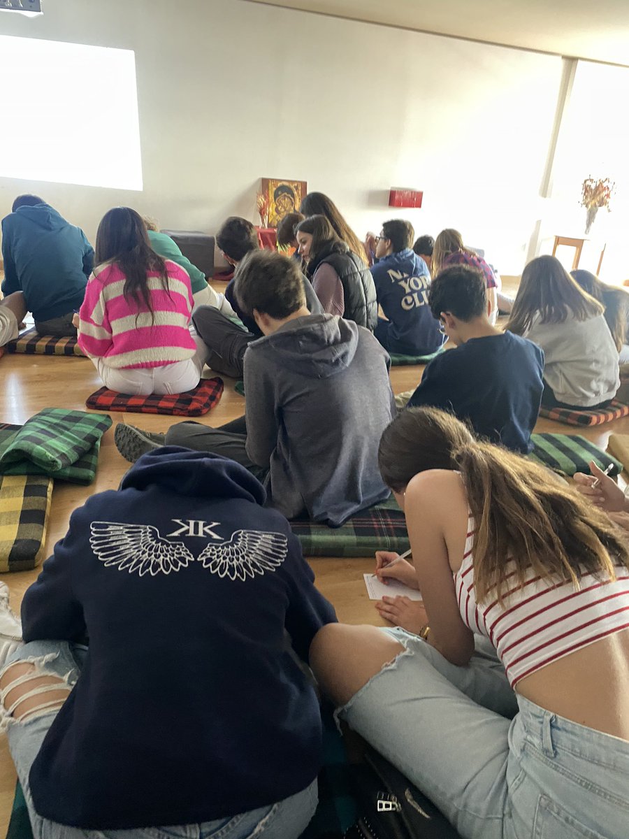 JovesLoiola's tweet photo. Comencem una altra jornada de voluntariat Servir+ al @Casal_Loiola Joves de les escoles de @JesuitesEdu amb ganes de passar el dia amb un objectiu comú, estimar als altres❤️ https://t.co/4Qwnr18QWs