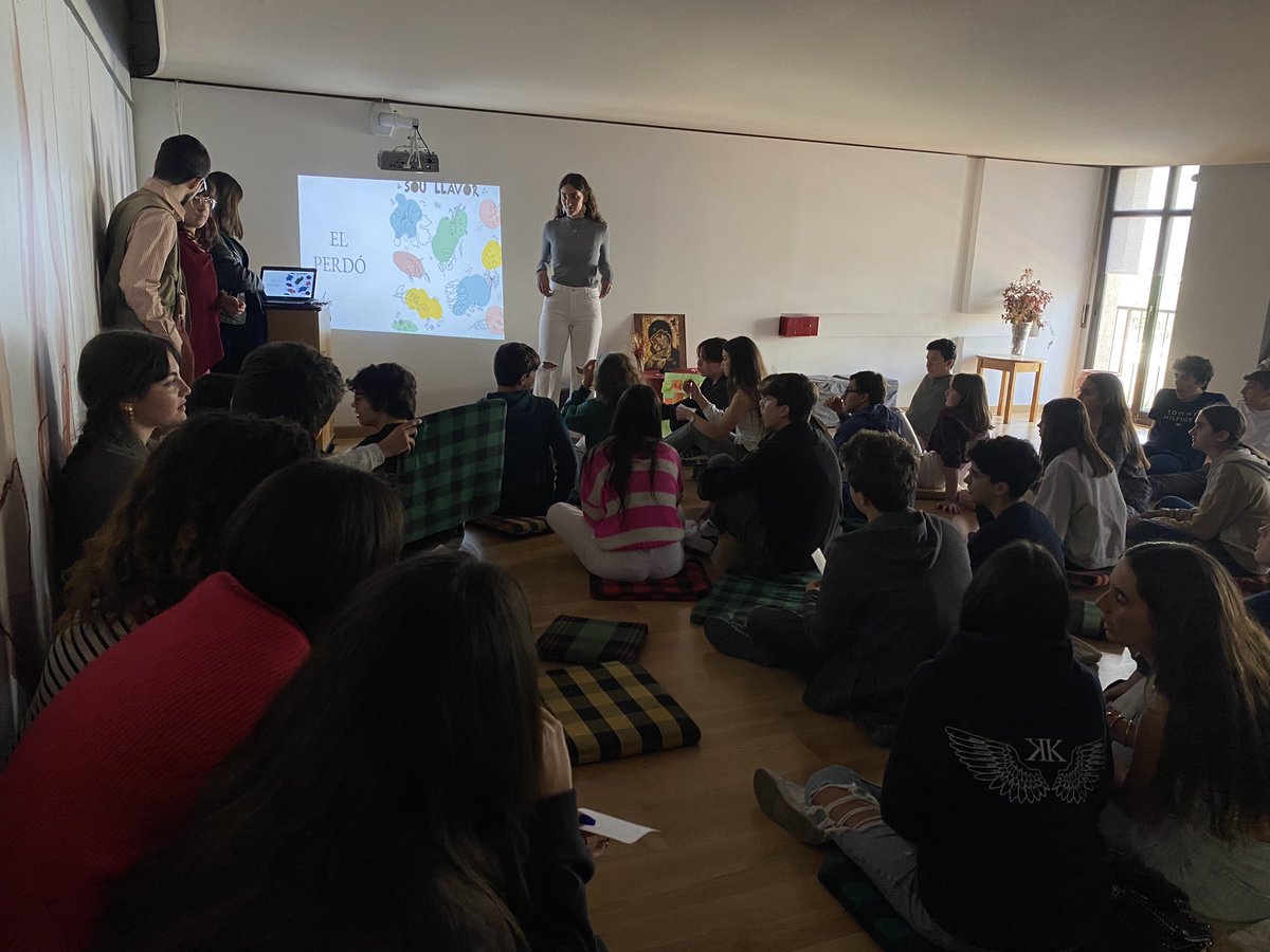 JovesLoiola's tweet photo. Comencem una altra jornada de voluntariat Servir+ al @Casal_Loiola Joves de les escoles de @JesuitesEdu amb ganes de passar el dia amb un objectiu comú, estimar als altres❤️ https://t.co/4Qwnr18QWs
