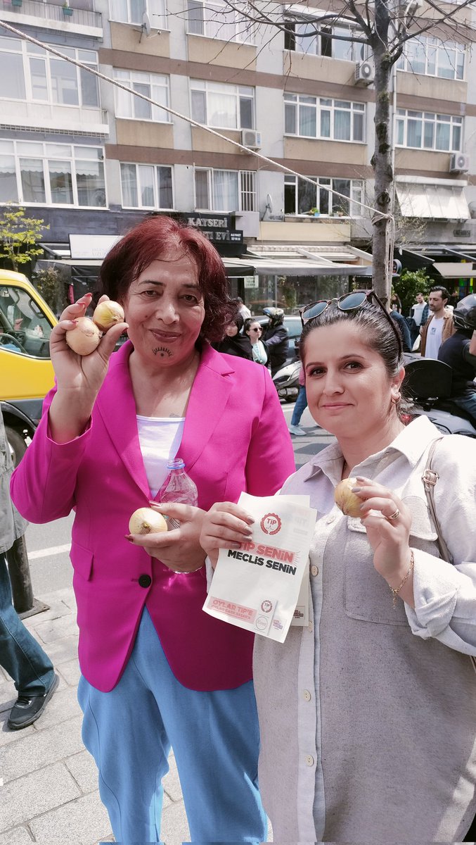 AsiyeAtc2's tweet photo. @tipgenelmerkez Beşiktaş pazarında çeyrek altın dağıtıyor koşunnn! @esmerayozadikti 🧅 https://t.co/GY4JJQC5rP
