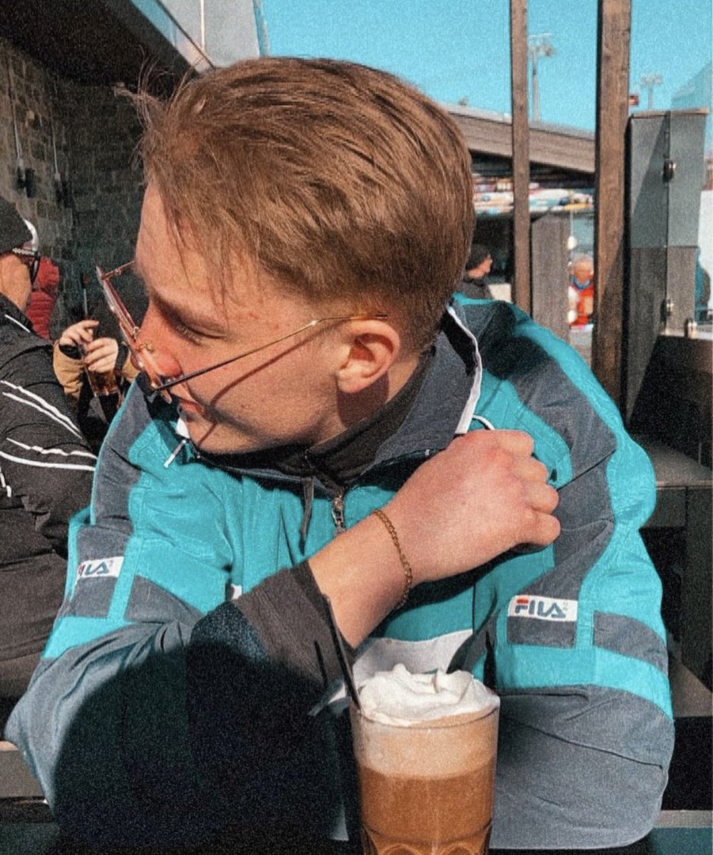 Pakko viihtyä enne fliigakauden alkua. Afterskissä muijilla alkaa pyörii sukat jaloissa ku saavun pelipaikoille. Vittu mä oon komee