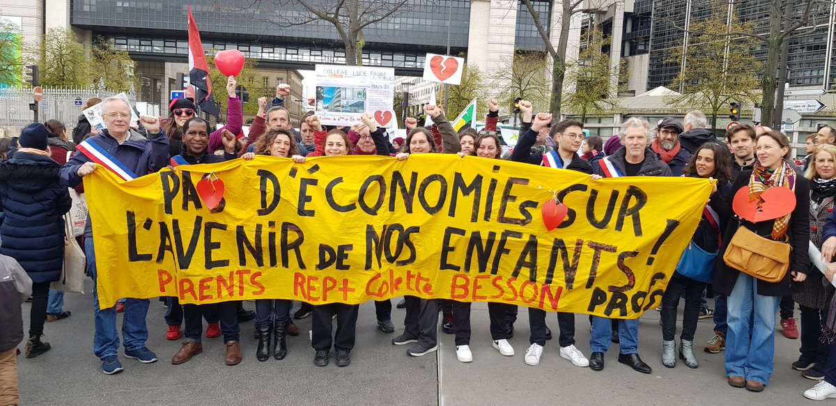 Mobilisation ce matin devant <a href="/Economie_Gouv/">Ministère de l'Économie et des Finances</a> pour dire non aux fermetures de classes et réclamer #dufricpourlecolepublique