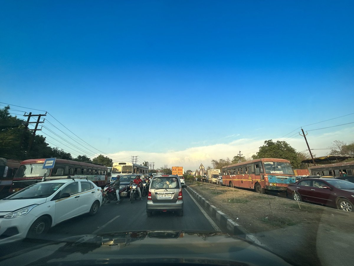 digital_joshi's tweet photo. There is no right side anymore. Drive where you feel like. #BhiwandiThaneHwy #NashikMumbaiHwy @nitin_gadkari @ThaneTraffic @CMOMaharashtra @Dev_Fadnavis pls take a note, this is a 4-5 hr chaos. https://t.co/UzVBXSjKsm