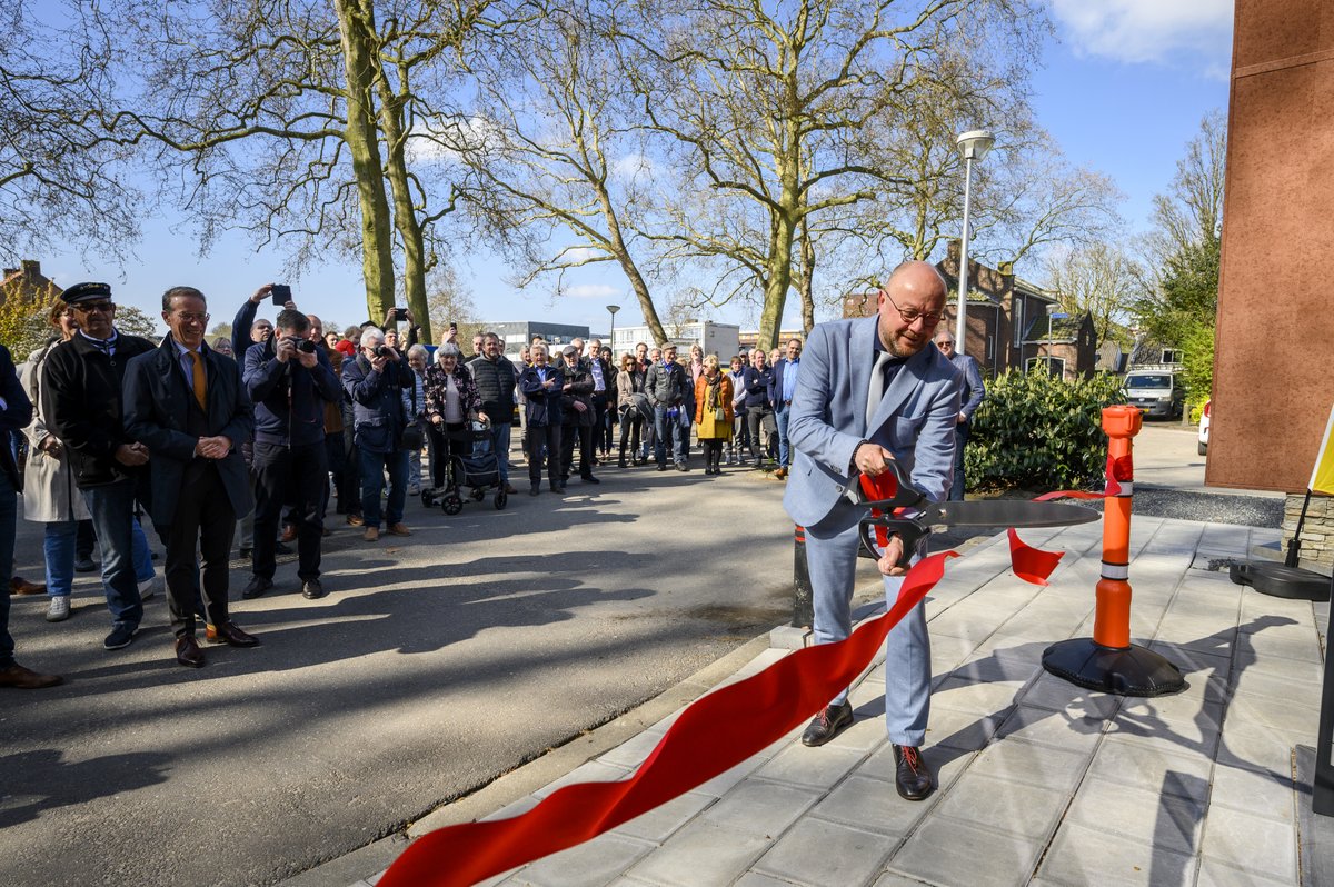 ✂️🎉Nieuwe beheerdersonderkomen van de begraafplaats officieel geopend. 

Onder belangstelling van inwoners, college, gemeenteraad, projectteam en medewerkers van de begraafplaats knipte wethouder <a href="/TA_Spek/">Ton Spek</a> vandaag officieel het lint door.