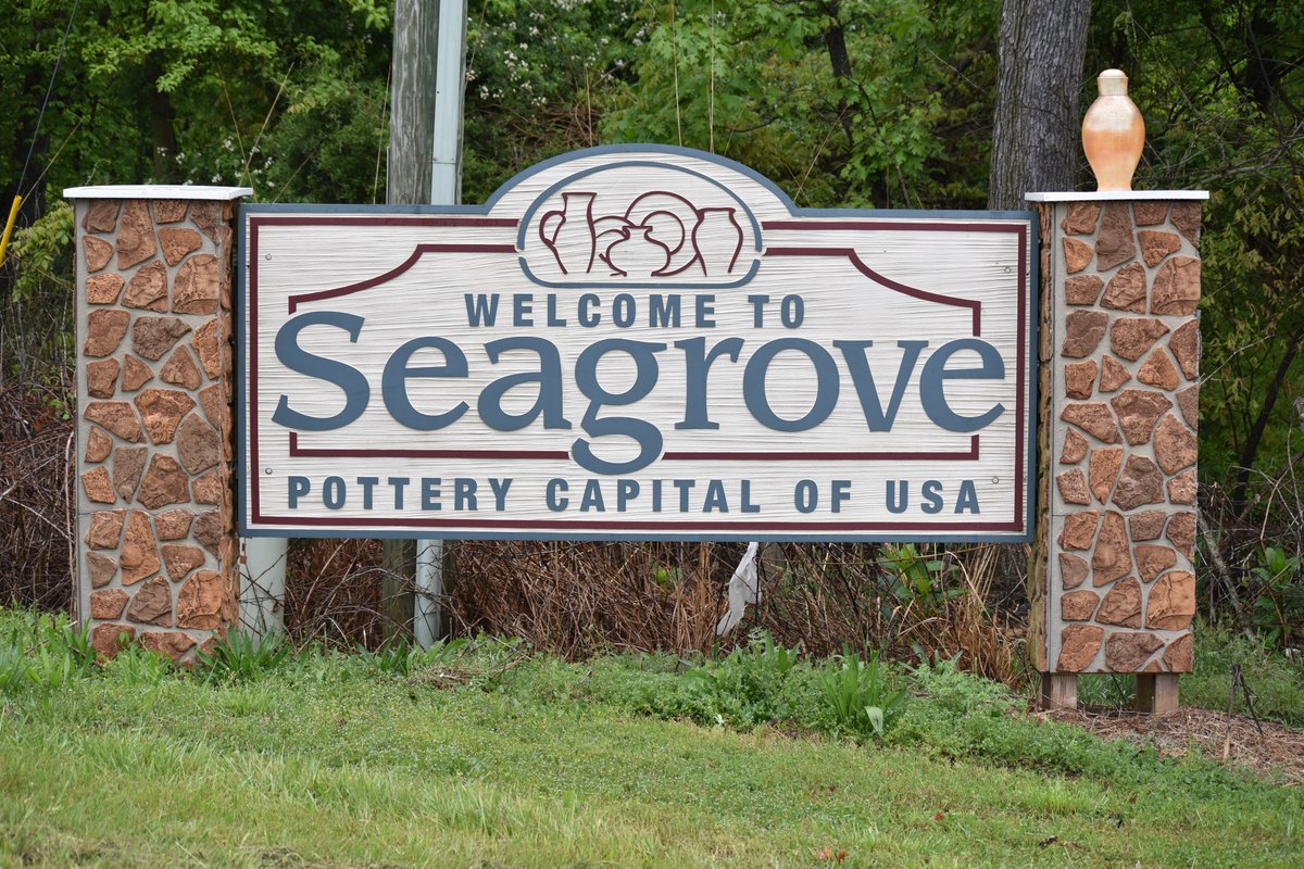 GiftOasis's tweet photo. Seagrove NC is the pottery capital of the USA. There are more than 100 ceramic artists in a 20-mile radius. The spring studio tour is going on this weekend.  Come enjoy the fun.
#NCPottery #NCArtisans #ExploreNC
https://t.co/wZ7SaeJwy4 https://t.co/U784JIGTHW