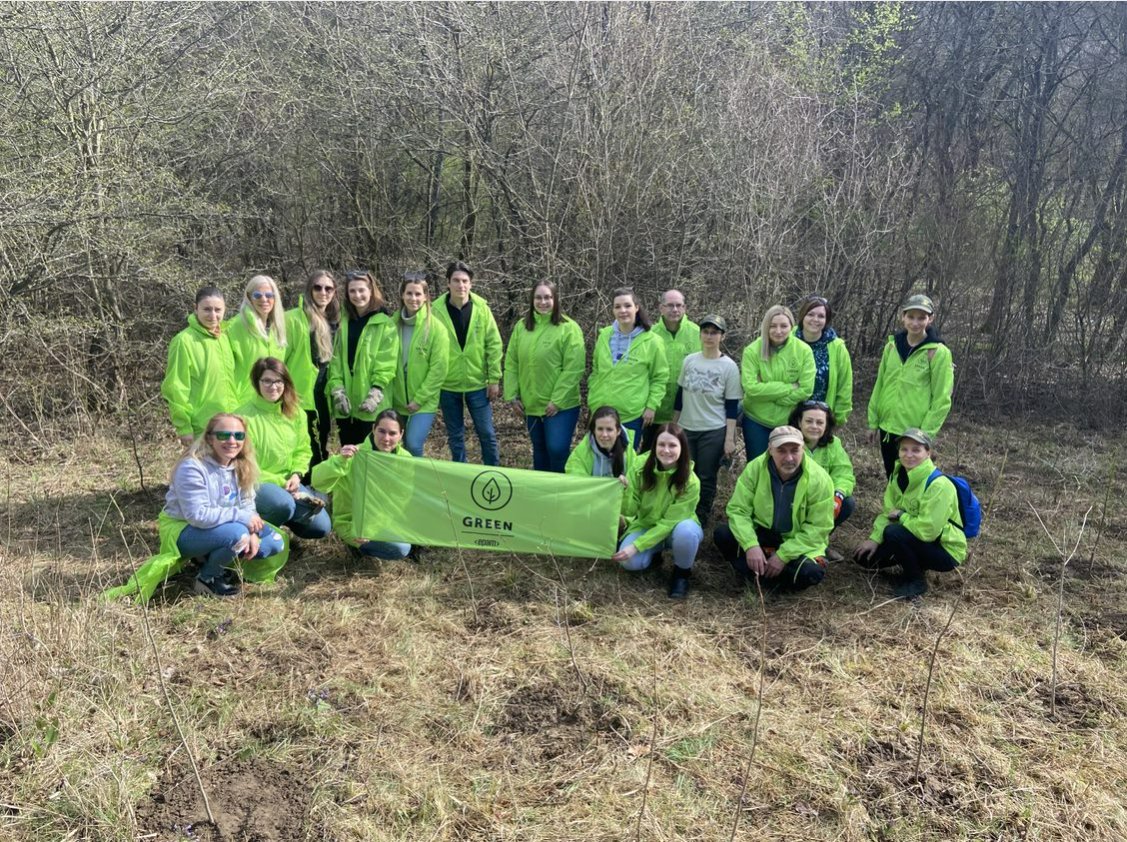 EPAMSystems's tweet photo. 🌳  To kick off the spring season, our colleagues from #EPAMRomania and #EPAMHungary partnered with local organizations to make their communities greener.

🙏 Thank you to all of our EPAMers for their commitment to sustainability and making a positive impact in their communities. https://t.co/g8bovzlNgc