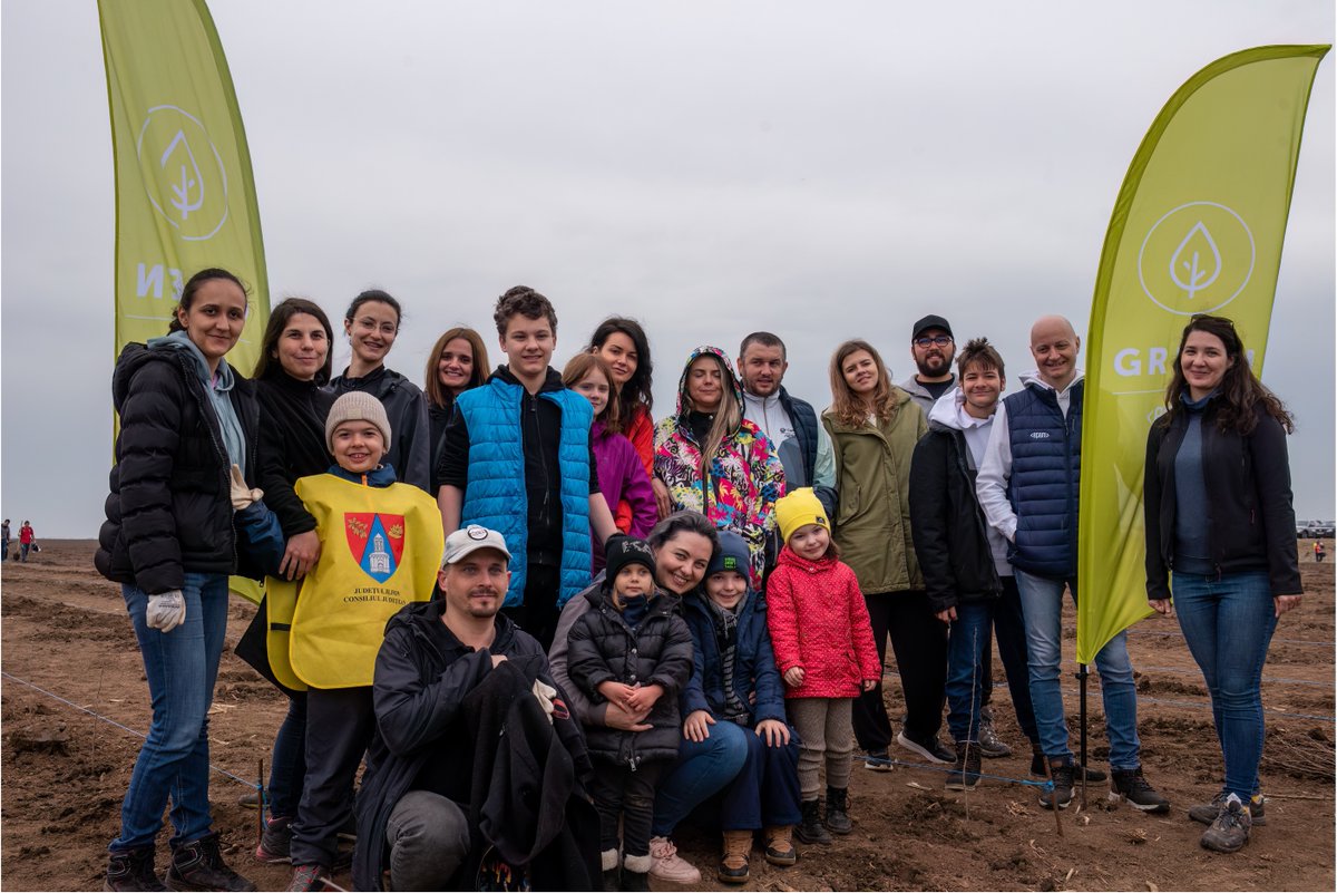 EPAMSystems's tweet photo. 🌳  To kick off the spring season, our colleagues from #EPAMRomania and #EPAMHungary partnered with local organizations to make their communities greener.

🙏 Thank you to all of our EPAMers for their commitment to sustainability and making a positive impact in their communities. https://t.co/g8bovzlNgc