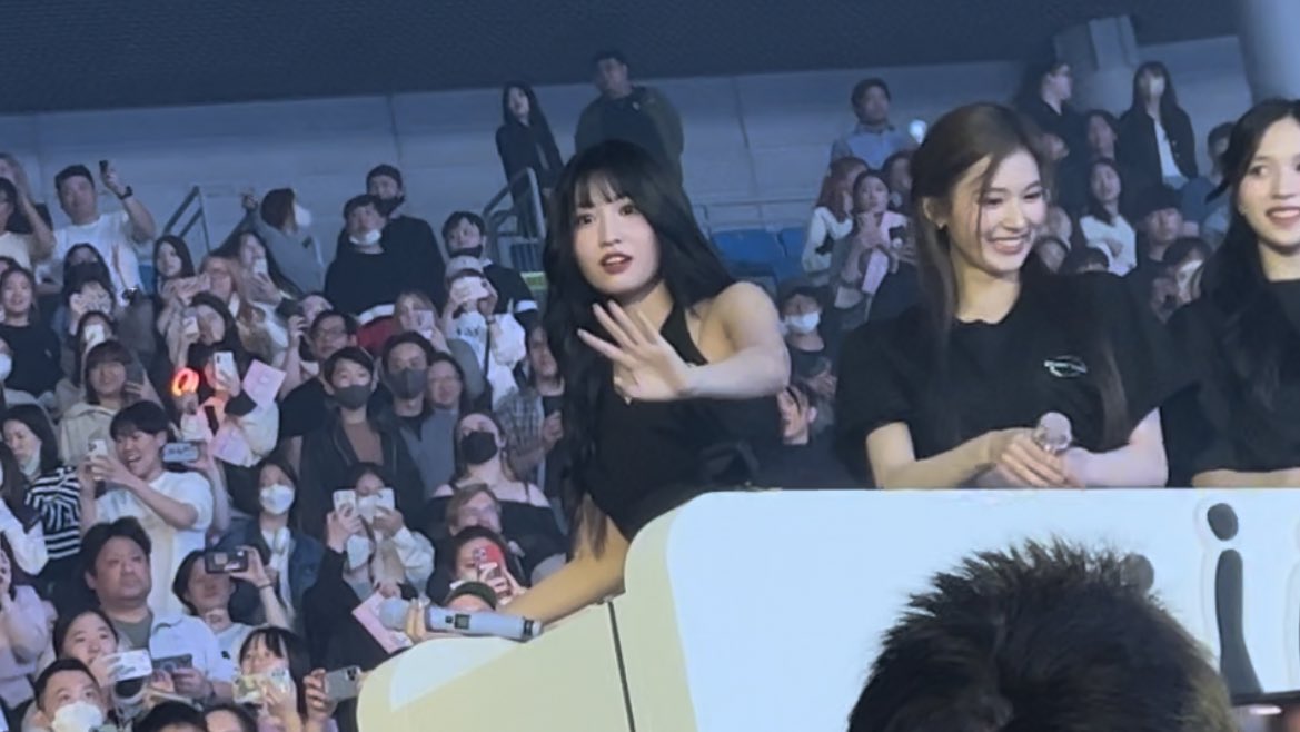 alicenoob9's tweet photo. momo realizing the parent section was here and then seeing her sister and parents as well 🥹 https://t.co/XiLgoGpsQc