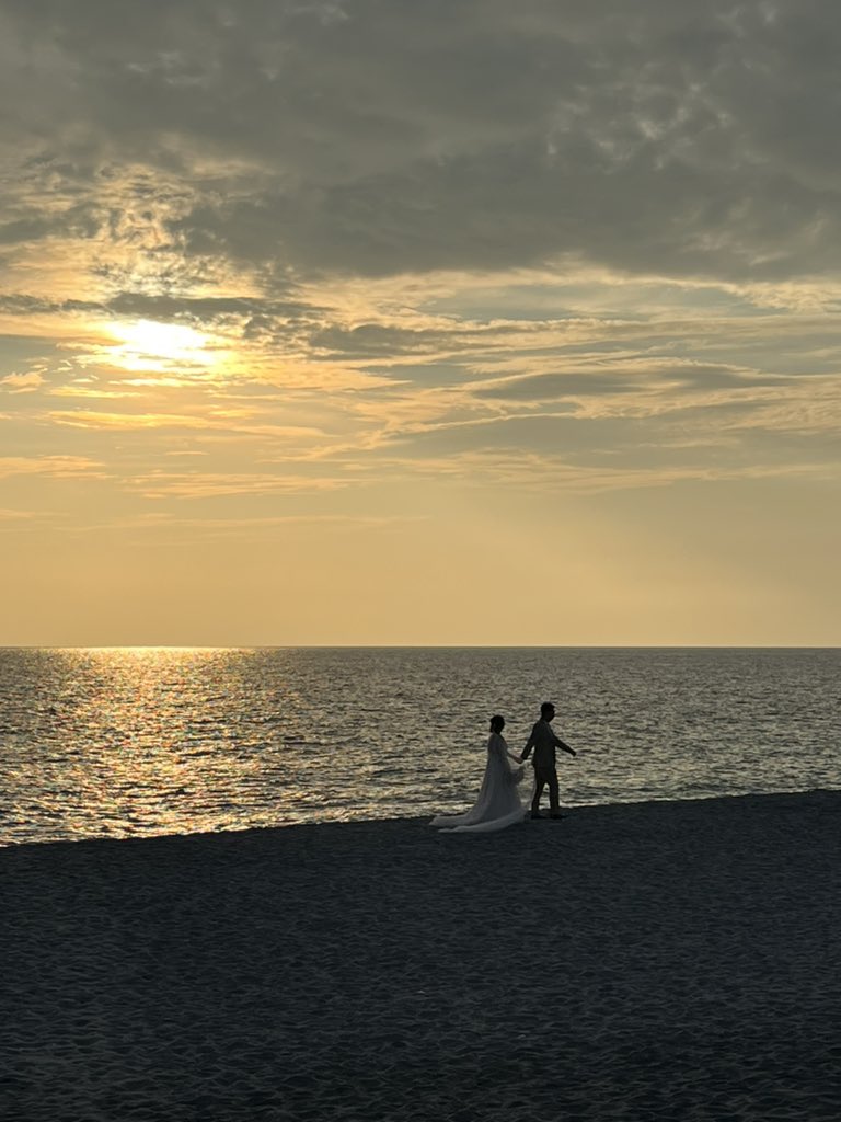 polamaedc's tweet photo. Sunsets are our sign for new beginnings 🥂 Best wishes and congratulations #TheBubbashees https://t.co/PleMwNxjCz
