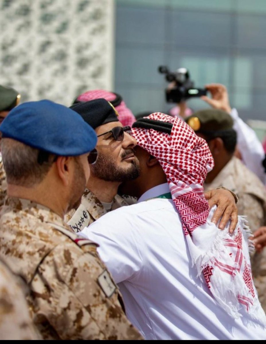 KamelAlkhodani's tweet photo. ويحتضن القائد جنوده
___
الف حمدلله على سلامة ابطالنا من القوات المشتركة للتحالف العربي . لن تذهب التضحيات هدر. ✌️ https://t.co/F5PMSf9kzN