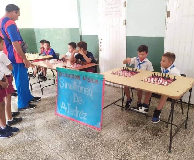 Se desarrolló en el Seminternado Adalberto Pesant González de  #Manzanillo🇨🇺 simultánea de Ajedrez 'Sueños de Fidel y el Che' en saludo a la Victoria d Playa Girón
✍️ 📸 Maida Gómez Rodríguez
#Cuba
#CubaEsAmor
#EducaciónManzanillo
#PorGranmaLoMejor
#JuntarYVencer
#InderManzanillo